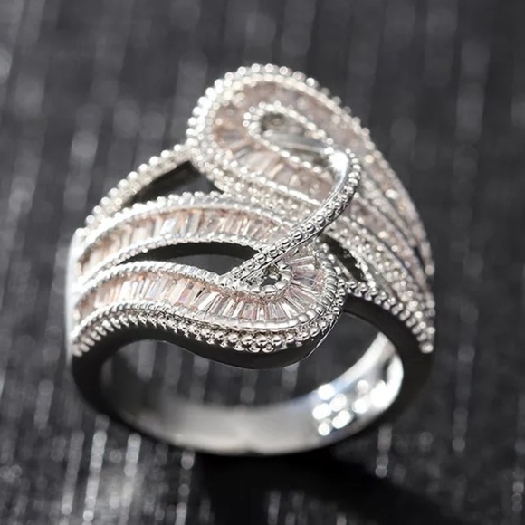 STERLING SILVER DIAMOND RING, CUTE RING, SHINY RING. - Picture 4 of 5